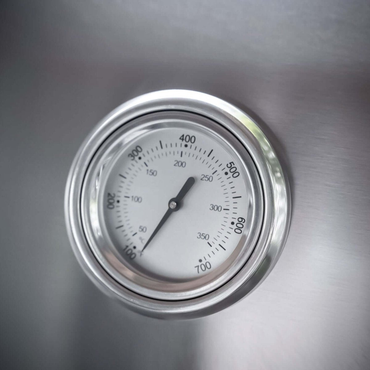 Temperature gauge on a metallic surface